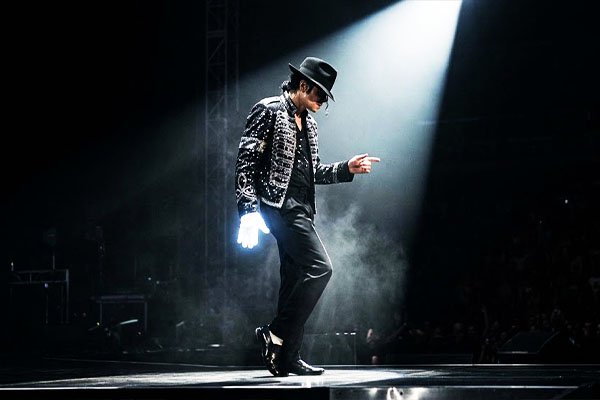 مايكل جاكسون رقصة القمر مقالة